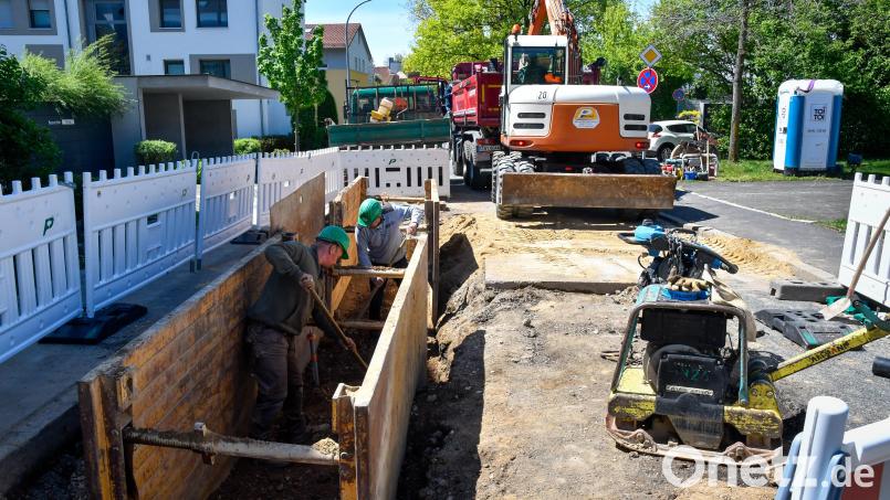 Die Jahnstraße in Amberg ist wegen eines Wasserrohrbruchs teilweise gesperrt. Bild: Petra Hartl
