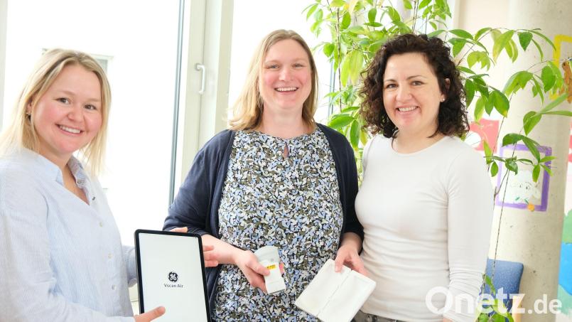 Dr. Johanna Haferkorn (links), Dr. Sonja Gromer und Christina Neiß (rechts) freuen sich über die Spende. Bild:  Klinikum/Borchers/exb