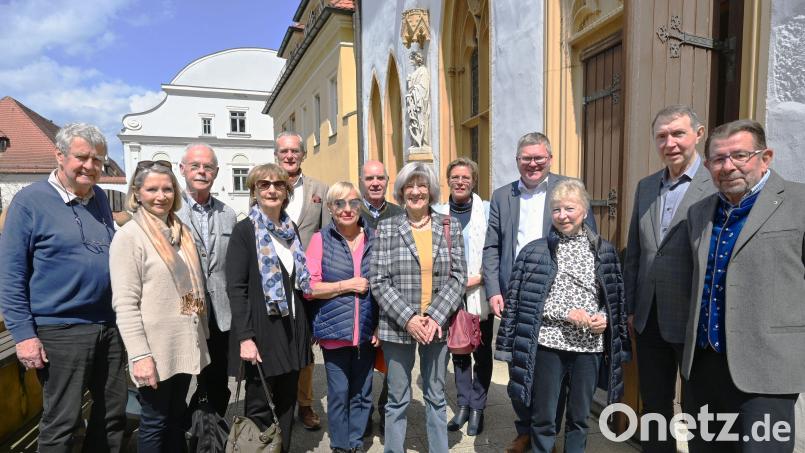 Oberbürgermeister Michael Cerny (Vierter von rechts) hieß die ehemaligen Kommandeure und deren Ehefrauen im Amberger Rathaus willkommen. Bild: Susanne Schwab, Stadt Amberg/exb