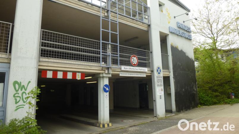 Die Täter müssen Zeit und eine Leiter oder ähnliches gehabt haben, um das ehemalige Marienparkdeck in Amberg bis auf eine Höhe von rund viereinhalb Metern mit schwarzer Farbe vollzuschmieren. Bild: Rudolf Preischl, Hochbauamt Stadt Amberg/exb