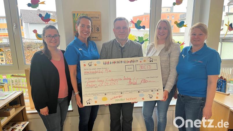 Bei der Spendenübergabe (von links): Simone Heidl, Anne Wagner, Pfarrer Markus Brunner, Christina Kölbl und Heike Kraft. Bild: Sandra Drechsler/exb