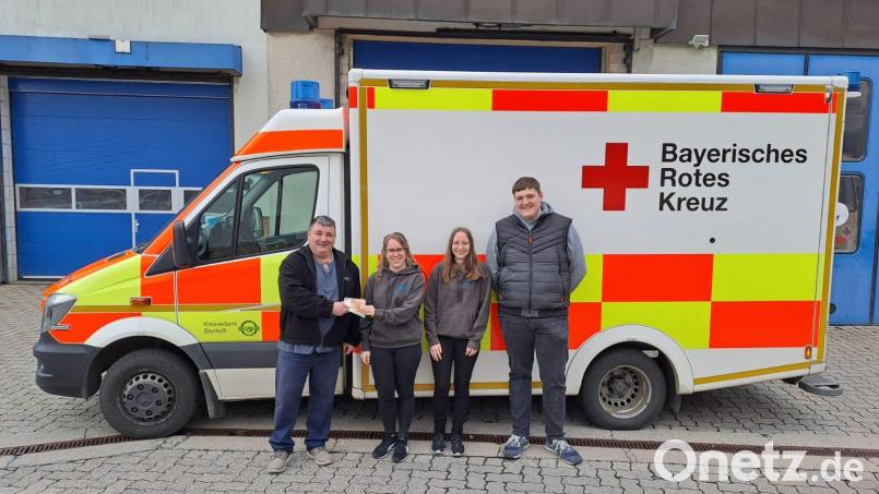 Lukas Lehner, Luzia Bauer und Lea Fehlner (von links) von der KLJB Schlammersdorf überreichen dem BRK Bad Berneck 500 Euro für das Projekt &quot;Herzenswunsch-Hospizmobil&quot;. Bild: wmi