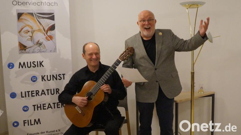 Stefan Müller-Ruppert und Maximilian Mangold (von rechts) begeisterten das Publikum im Thammersaal in Winklarn mit ihrer literarisch-musikalischen Zeitreise. Bild: wel