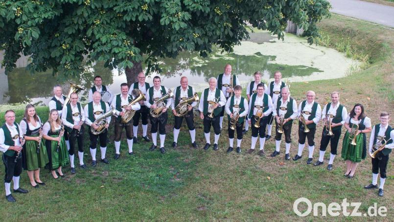 Die Musikkapelle Dießfurt mit ihrem Dirigenten Jonas Schreml (rechts). Bild: Kurt Meiler/Musikkapelle Dießfurt