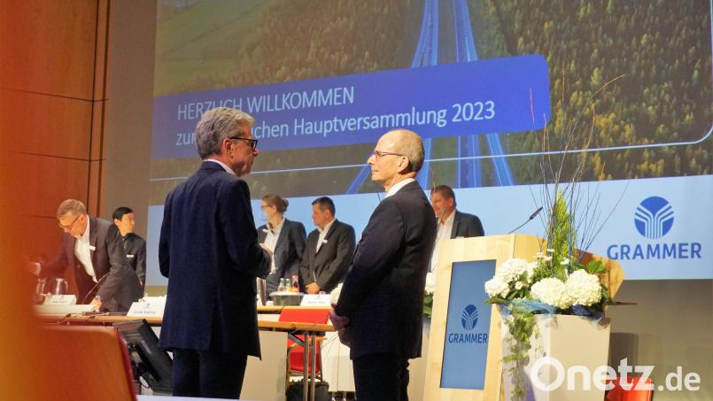 Vor Beginn der Grammer-Hauptversammlung unterhalten sich der Aktionärsvertreter Roland Klose (links) und Grammer-Aufsichtsratschef Martin Kleinschmitt. Bild: jut