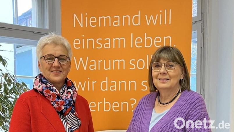 Rosi Pretzl (Rechts) übergibt eine Spende für das Bruder-Gerhard-Hospiz sowie für den Hospizverein Schwandorf an Vorsitzende Gisela Pöhler. Bild: Berr/exb