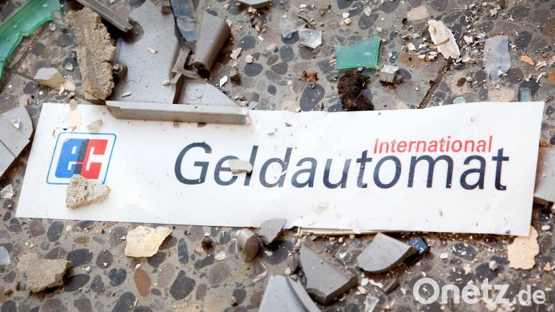 Splitter und ein Schild mit der Aufschrift „Geldautomat“. Symbolbild: Patrick Pleul/zb/dpa