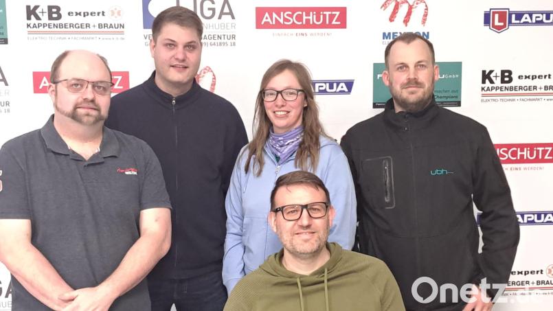 Die erfolgreichen Großalbershofer Schützen (von links) Mathias Schmidt, Andreas Schneider, Anja Roth, Jürgen Weiß (vorne) und Dominik Gebhardt. Bild: Roth/exb
