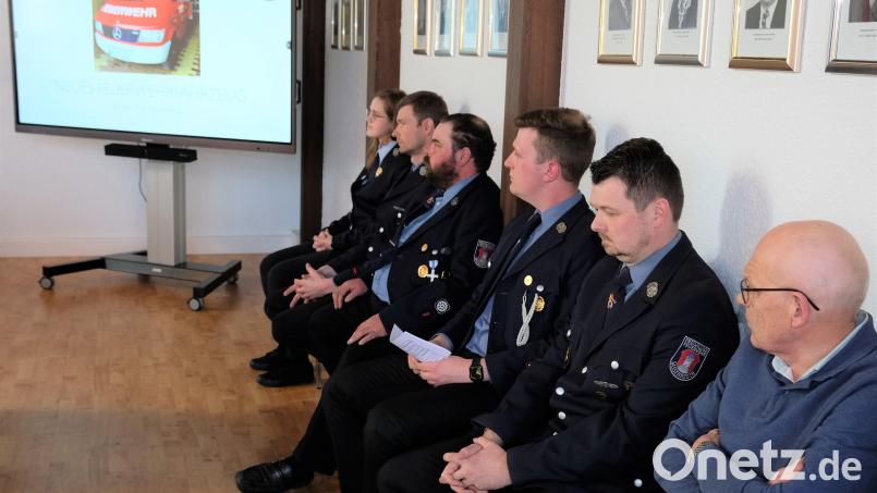 Uniformiert und in doppelter Truppstärke verfolgten die Sassenreuther Brandschützer im Sitzungssaal des Kirchenthumbacher Rathauses die Entscheidung des Marktrats zur Anschaffung eines neuen Löschfahrzeugs. Bild: do