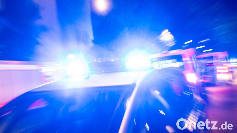 Ein Streifenwagen der Polizei steht mit Blaulicht an einem Einsatzort. Symbolbild: Christophe Gateau/dpa