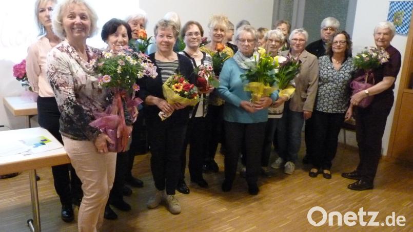 Die Ehrung langjähriger Mitglieder nehmen Vorsitzende Christine Hüttner (Zweite von rechts), Bezirksvorsitzende Angelika Vogl (Dritte von rechts) und Pfarrer Thomas Jeschner vor. Bild: R. Kreuzer