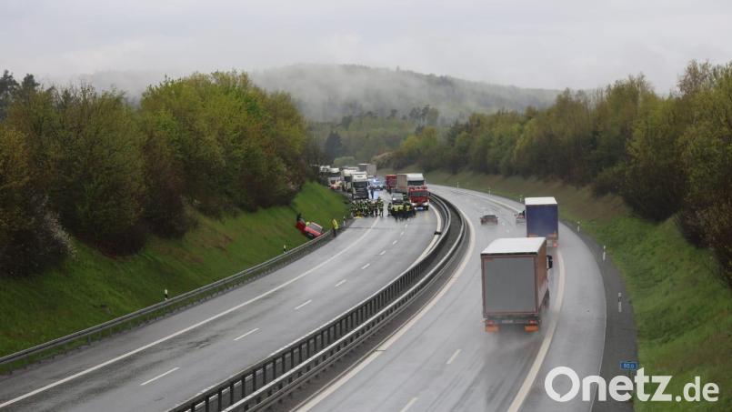 Die A 93 war nach einem Unfall in Richtung Weiden gesperrt. Bild: rw