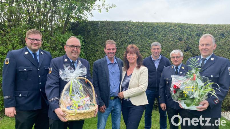 Stadtbrandrat Richard Schieder (Dritter von rechts) feiert den 60. Geburtstag. Die Spitze der Weidener Wehr dankt ihm für unermüdlichen Einsatz. Bild: Kathrin Holzner/exb