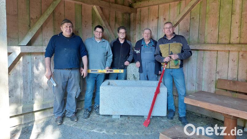 Brunnenbauer Herbert Lankl, Zweiter Vorsitzender Alois Sladky, Wanderwart Willi Sladky, Beisitzer Michael Heldwein und Vorsitzender Bernd Schwamberger (von links) kümmerten sich um die Brunnen-Erneuerung. Bild: OWV Thanhausen/exb
