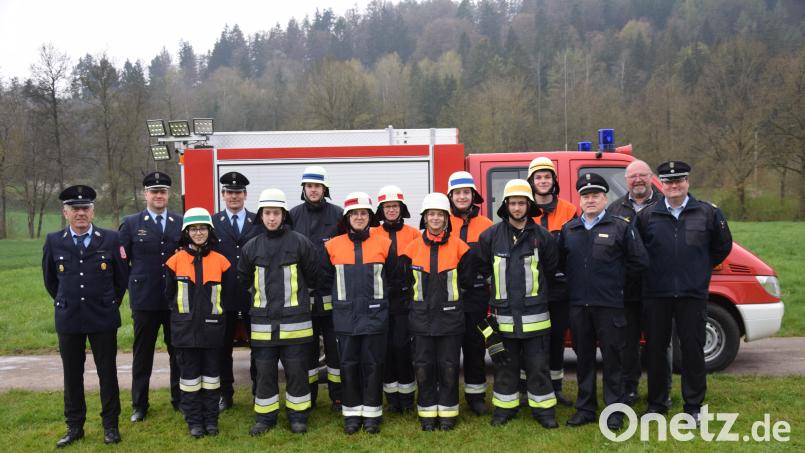 Ihr erstes Leistungsabzeichen erreichen die Mitglieder einer gemischten Löschgruppe der Feuerwehr Allersburg-Berghausen. Dazu gratulieren Kreisbrandmeister Helmut Braun, Zweiter Bürgermeister Manfred Braun und Kreisbrandmeister Alexander Graf (von rechts). Bild: bö