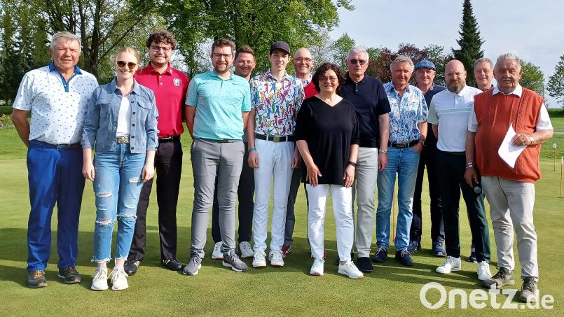 GLC-Präsident Harald Thies (l.) und Spielleiter Reinhold Scharl (r.) nahmen die Siegerehrung beim „Christine und Reinhard Thies-Cup 2023“ vor und freuten sich über die bisherige Rekordteilnehmerzahl an den bislang 2023 ausgetragenen Turnieren Bild: lst/exb