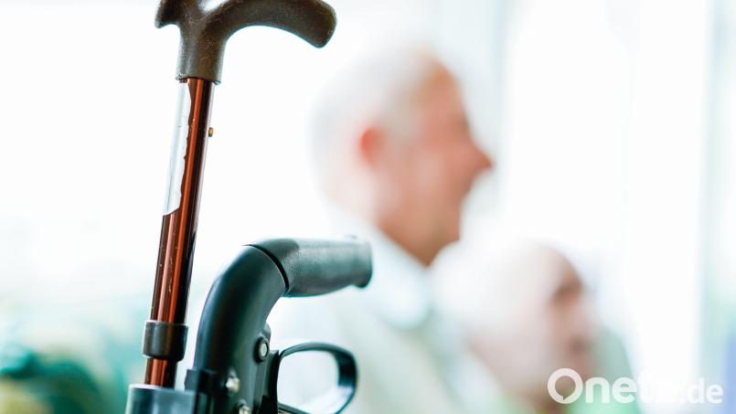 Gehstock und Rollator reichen oft nicht - manchmal brauchen Senioren im Pflegefall weitere Hilfsmittel. Ob und wie sie gewährt werden, ist mitunter umstritten. Das zeigt ein Fall aus Schmidmühlen. Symbolbild: Uwe Anspach/dpa