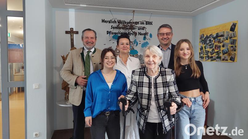 Karola Renner (Dritte von rechts) feiert 85. Geburtstag. Bürgermeister Frank Zeitler, Sohn Marko Renner, Schwiegertochter Ines Renner und die beiden Enkelinnen Rania und Shirin gratulieren. Bild: jua