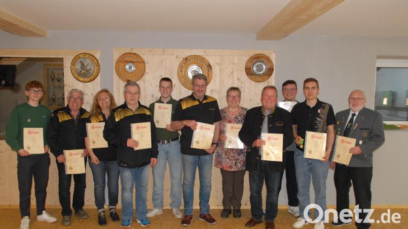Den erfolgreichen Schützen gratuliert Schützenmeister Theo Hummel (rechts). Bild: pop