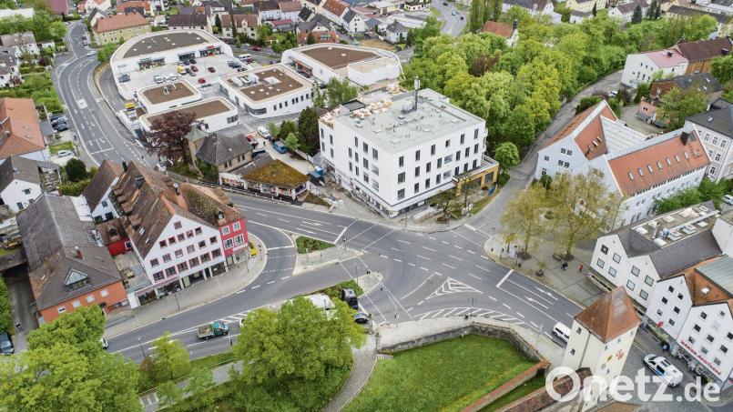 Durch eine neue Verkehrsführung, die zu einer Entspannung der Situation führen soll, könnte im Bereich der Storg-Kreuzung ein neuer Platz entstehen. Mit einbezogen in die ersten Planungen ist auch die Verbindung für Fußgänger von den Oberpfalz-Arkaden zum Stadtturm in die Altstadt, aber auch der Friedhofsberg, der vordere Stadtgraben und die Zufahrten zur Bastei und zur Adolph-Kolping-Straße am Sparkassenplatz. Bild: Thilo HIerstetter