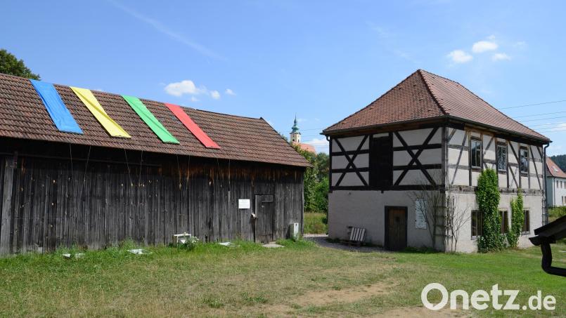 Vorhang auf für die Alte Schießstätte. Hier bittet der Verein „Hausfluss“ am Freitag, 19. Mai, zu einer Vernissage mit der jungen Neustädter Künstlerin Moni Scharnagl. Bild: wen wl