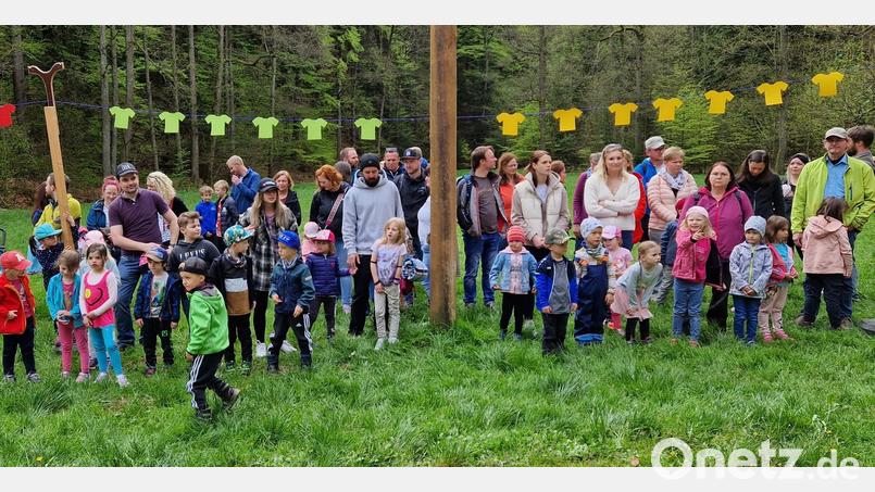 Zum sportlichen Wettstreit hatten sich die Kinder mit ihren Eltern an der Flötztaler Blockhütte eingefunden. Bild: mez