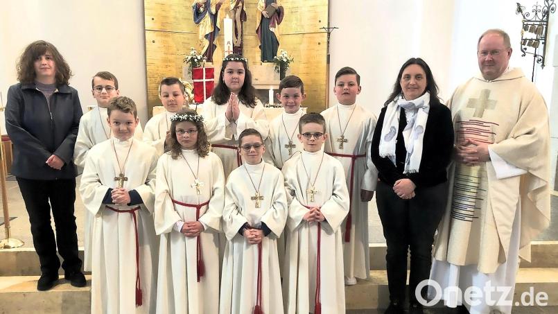 Neun Kinder aus der Grundschule Falkenberg gingen am Sonntag zum ersten Mal an den Tisch des Herren. Den Festgottesdienst zelebrierte Pfarrer Markus Nees (rechts). Begleitet wurden die Mädchen und Buben von den Tischmüttern Johanna Härtl (links) und Maria Unterstein (Zweite von rechts). Bild: wro