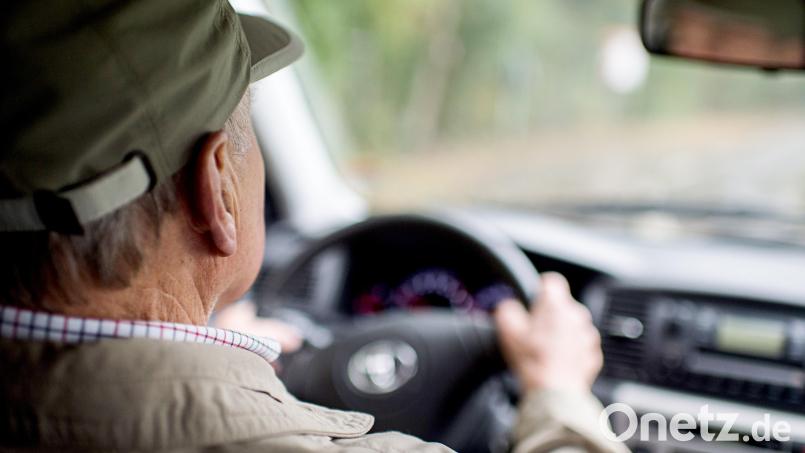 Insgesamt verursachen Senioren nicht mehr Unfälle als andere Verkehrsteilnehmer. Dennoch kommen mit dem Alter mehr Einschränkungen und Unsicherheiten. Dem kann man abhelfen. Symbolbild: Wolfram Kastl/dpa