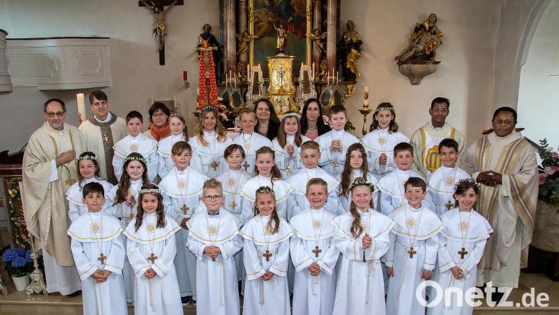 24 Kinder aus der Pfarrei Schmidgaden feiern ihre Erstkommunion, auf die sie sich wochenlang vorbereitet haben. Bild: Fotografie Judith Deichl/exb