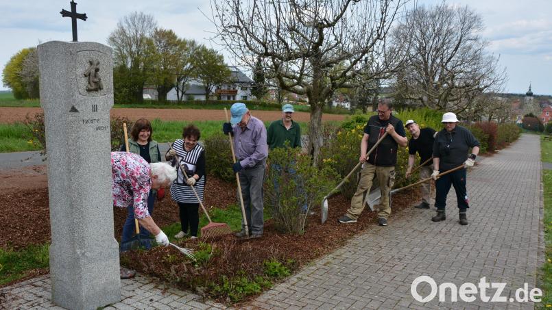 Im Bild ein Teil der ehrenamtlichen Helfer, die die Kreuzweganlage wieder auf Vordermann gebracht haben. Bild: jr