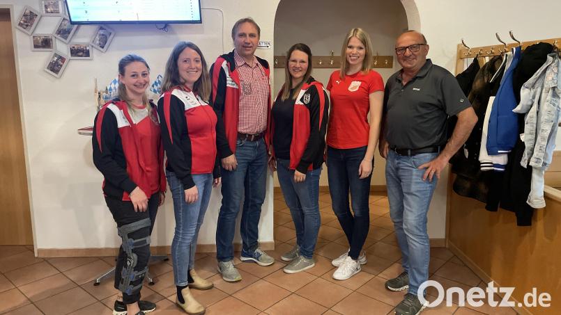 von links: Anna Gall, stellvertretende Trainerin, Yvonne Köferl, neue Schriftführerin, Bernhard Vater, Abteilungsleiter Volleyball Red Sharks, Anna Lang, neue Kassiererin, Josef Windirsch, erster Vorsitzender Hauptverein TSV Pleystein Bild: bey