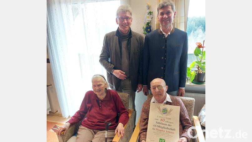 Johann Häupler mit Ehefrau Erika. Dahinter stehend Geschäftsführer und Vorsitzender des vlf. Bild: vlf Landkreis Tirschenreuth/exb