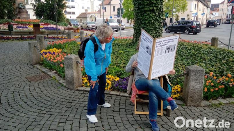 Mit einer großen Zeitung wirbt der Weltladen in Weiden für ein besseres Lieferkettengesetz. Bild: Anja Ehren/exb