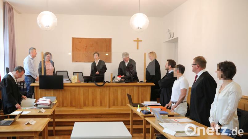 Die Vorsitzende des Erweiterten Schöffengerichts in Schwandorf, Silvia Schatz (am Richtertisch, Mitte), eröffnete am Mittwoch das Verfahren gegen eine Ärztin (rechts) und ihren Ehemann (Dritter von rechts), der ebenfalls Mediziner ist. Die Rechtsanwälte Jan Bockemühl (Zweiter von rechts) und Christoph Schima (Vierter von rechts) haben die Verteidigung übernommen, die Anklage vertritt Oberstaatsanwalt Carsten Reichel (Zweiter von links). Bild: Wolfgang Steinbacher
