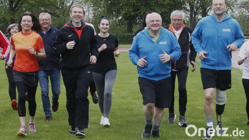 Zusammen mit Para-Triathlet Christoph Kolbeck (rechts) starteten Sportmoderator Armin Wolf, Bürgermeister Andreas Wopperer und die Stadtverbandsvorsitzende Karin Frankerl die diesjährige Sportabzeichenaktion. Bild: Hirsch
