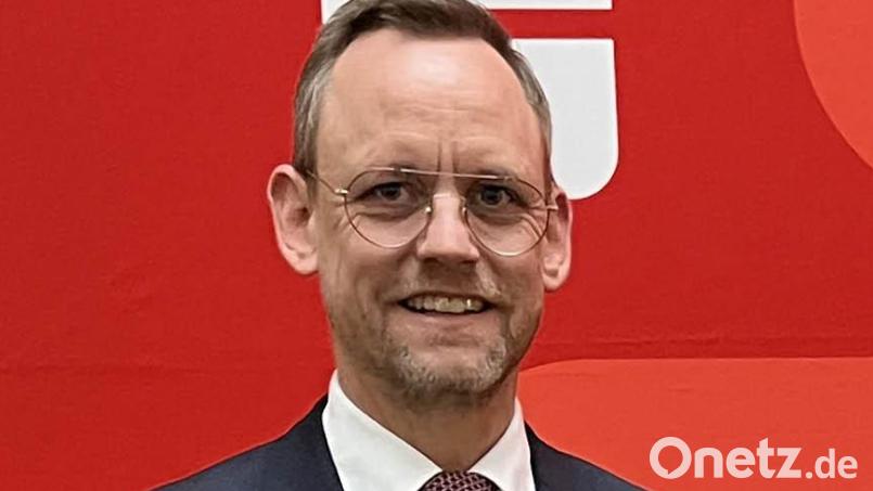 4500 Euro für die digitale Zeitmessung beim Landkreislauf: Thomas Pickel, Vorstandsvorsitzender und Stiftungsratsvorsitzender der Förderstiftung der Sparkasse Amberg-Sulzbach, und Stiftungsratsmitglied Landrat Richard Reisinger (von links). Bild: Christine Hollederer