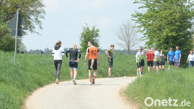 Der Landkreislauf ist ein echtes Teamevent. Kurz vor dem Ziel gehen die vorherigen Läufer ihren Zielläufern entgegen. Das Landratsamt weist auf Regeln für Zuschauer und Sportler hin. Archivbild: Andreas Brueckmann