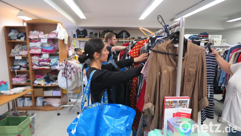 Jeden Freitagnachmittag hat die &quot;Bunte Kiste&quot; für drei Stunden geöffnet. Da jeweils nur fünf Personen in den Sachen stöbern dürfen, gibt es weder Gedränge noch Gehetze. Bild: jzk