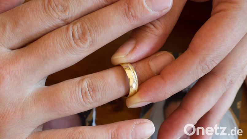 Ein Ehering am Finger. Symbolbild: Patrick Pleul/dpa