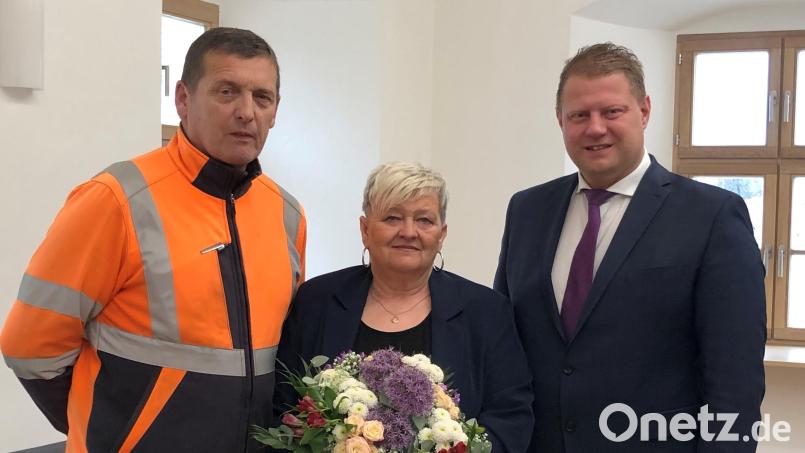 Evi Badstieber bei ihrer Verabschiedung im Sitzungssaal des Historischen Rathauses. Im Bild (von links) Bauhof-Leiter Wolfgang Stark, Evi Badstieber und Bürgermeister Stefan Grillmeier. Bild: Stadt Mitterteich/exb