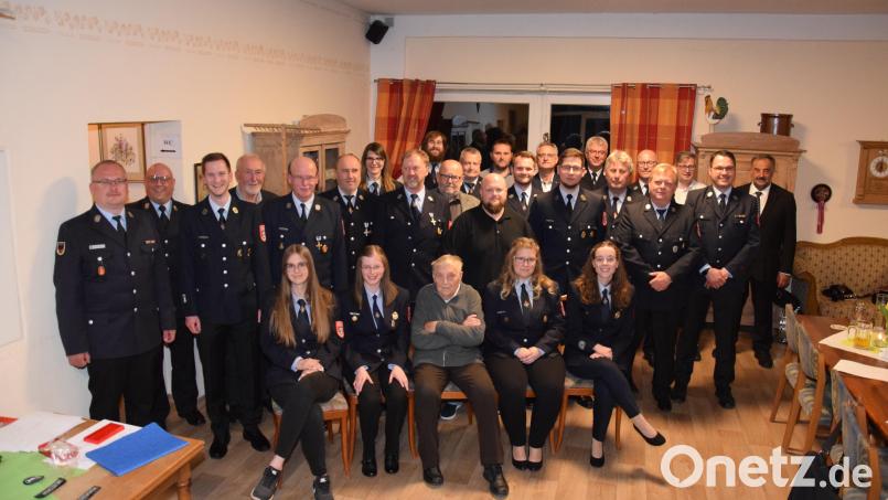 Die Feuerwehr Waldthurn hat viele treue Mitglieder. 60 Jahre sindJosef Müllner (sitzend, Mitte) und Herbert Kick (stehend, Vierter von links) dabei.zeichnet. Bild: fla