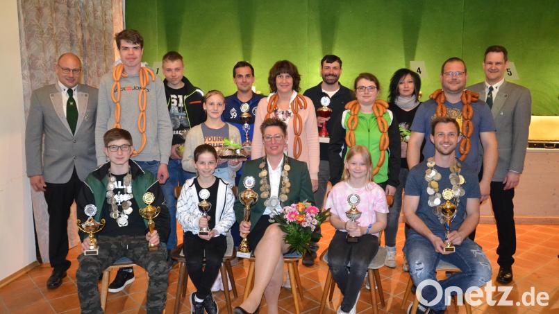 Schützenkönige, Schützenliesl, Pokalsieger und Vereinsmeister 2023, Luftpistolen-Pokalgewinner, Schüler- und Jugendpokalgewinner sowie die Gewinner der Brotzeitscheibe des Schützenvereins Loisbachtal Heumaden stehen fest. Bild: gi
