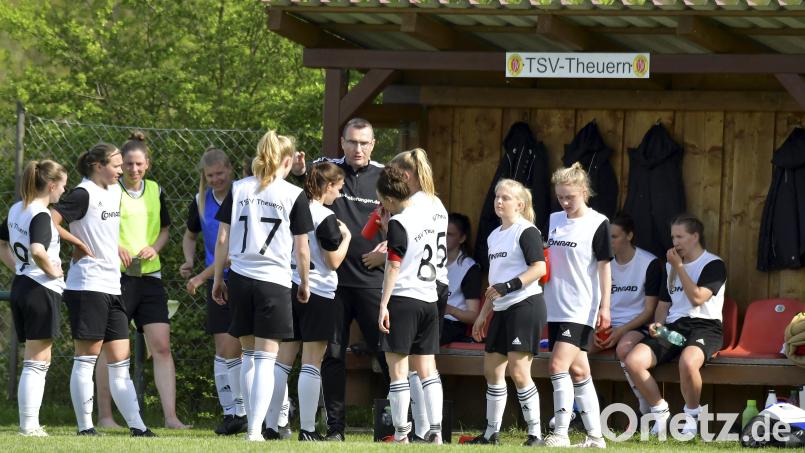 Nach der Heimniederlage gegen Bad Aibling sind die Theuerner Spielerinnen um Trainer Bernhard Müller (Mitte) beim SV Frensdorf gefordert. Archivbild: Hubert Ziegler