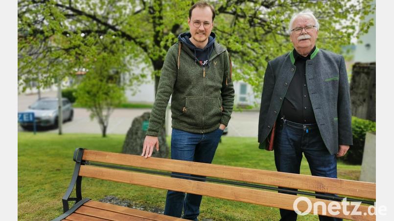 Die beiden Vorsitzenden des OWV Tobias Ehrenfried (links) und Günther Flierl (rechts) freuen sich über die Reparatur der durch Vandalismus zerstörten Sitzbank vor der Polizeiinspektion Oberviechtach. Bild: F. Mell/exb