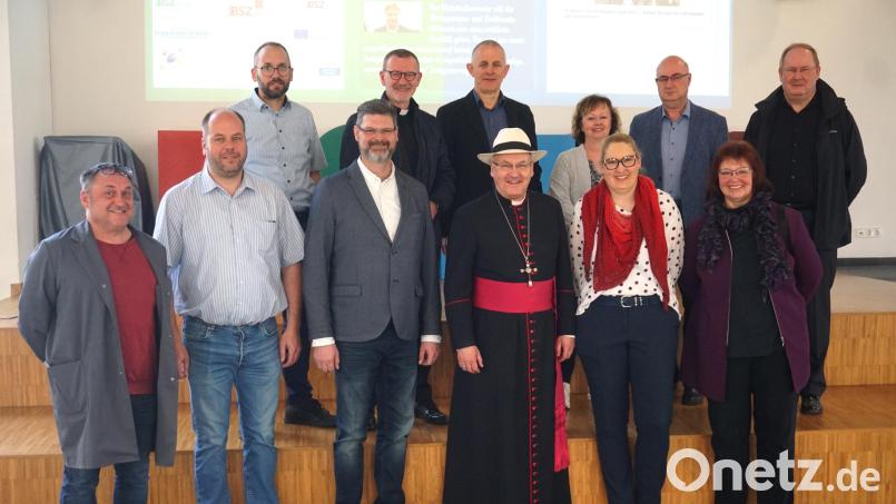 Lehrkräfte des BSZ Wiesau gruppierten sich mit Bischof Rudolf Voderholzer (vorne, Mitte) und Pfarrer Markus Nees (hinten, rechts) zum Erinnerungsbild. Bild: BSZ Wiesau/exb