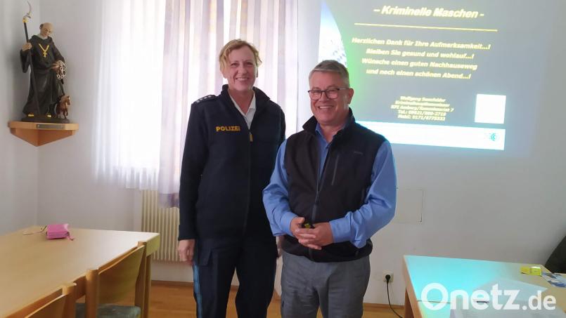 Die Leiterin der Polizeiinspektion Nabburg, Hauptkommissarin Sabine Roidl, und Kriminalhauptkommissar Wolfgang Sennfelder informierten über Betrüger, die sich als falsche Polizisten ausgeben. Bild: I. Eckl/exb
