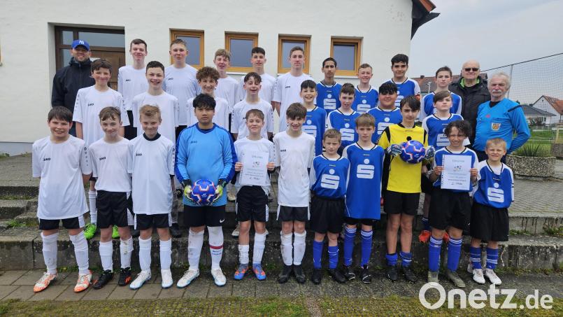 Auf dem Bild die beiden Mannschaften Jungen III nach der Landkreismeisterschaft auf dem Sportgelände des FV Vilseck: Walter-Höllerer-Realschule Sulzbach-Rosenberg mit Betreuer Martin Süssner (links) und die Mittelschule Vilseck mit Betreuer Karl Heinz Grollmisch (rechts). Mitte rechts: Schiedsrichter Karl Vollmer. Bild: khg