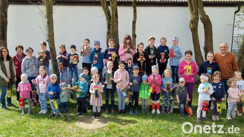 35 Kinder basteln bei der Bastelaktion des Gartenbau- und Verschönerungsvereins Stulln Vogelhäuschen aus leeren Milchkartons. Bild: Sabine Krammer/exb