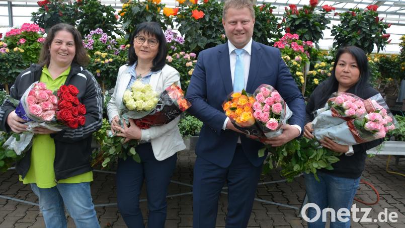 Über 1420 duftende Rosen verteilt der Gewerbeförderverein Mitterteich in den 35 teilnehmenden Mitterteicher Fachgeschäften des Werberings. Von links Andrea Dolles (Campingplatzbetreiberin), Gabi Bleistein (Stadtverwaltung) Stefan Grillmeier und Sandra Schinner (Gärtnerei). Bild: jr