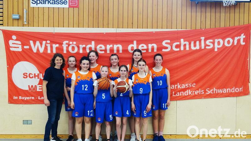 Die Meister der Herzen: Das Basketball-Team des Johann-Andreas-Schmeller-Gymnasiums Nabburg kämpfte bis zum Schluss um jeden Punkt. Bild: Linus Marchl/exb